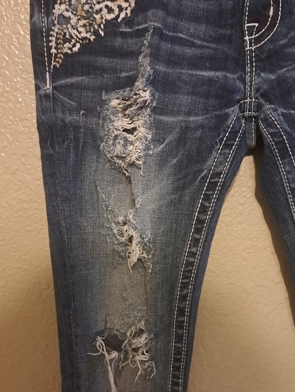 Miss Me Size 27 Signiture Skinn Distressed Dark Blue Embroidered Jeans - Picture 4 of 14